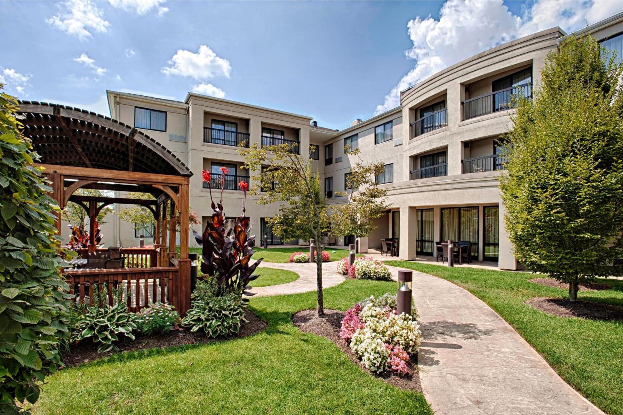 Courtyard Wall At Monmouth Shores Corporate Park Exterior foto